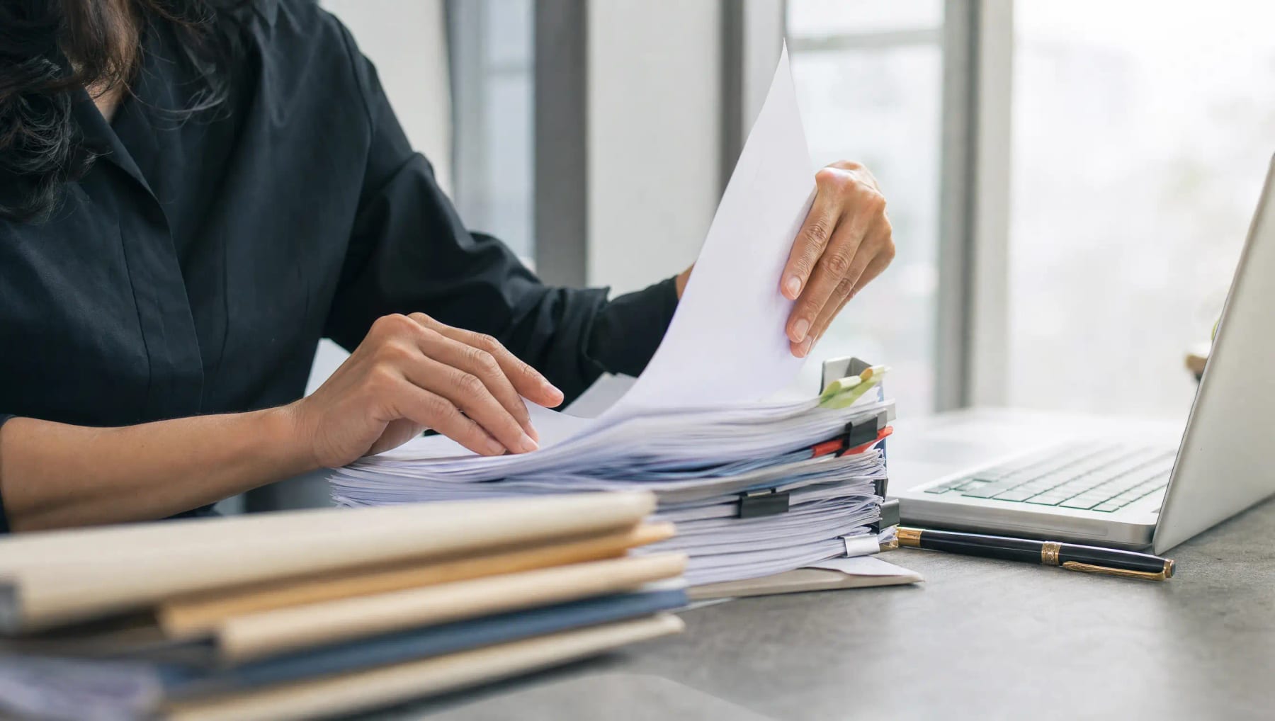 Unterlagen werden am Schreibtisch geprüft