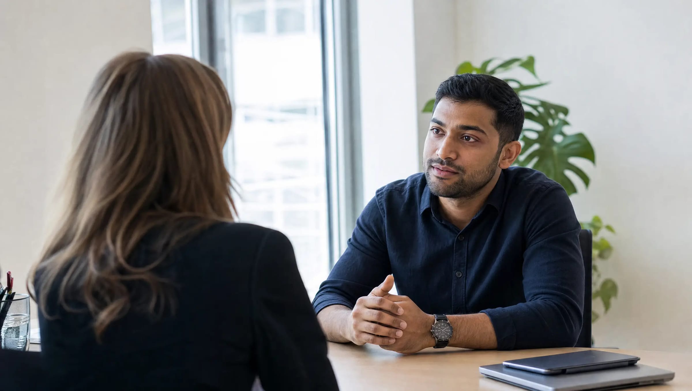 Internationale Fachkraft im Gespräch mit einer Recruiterin